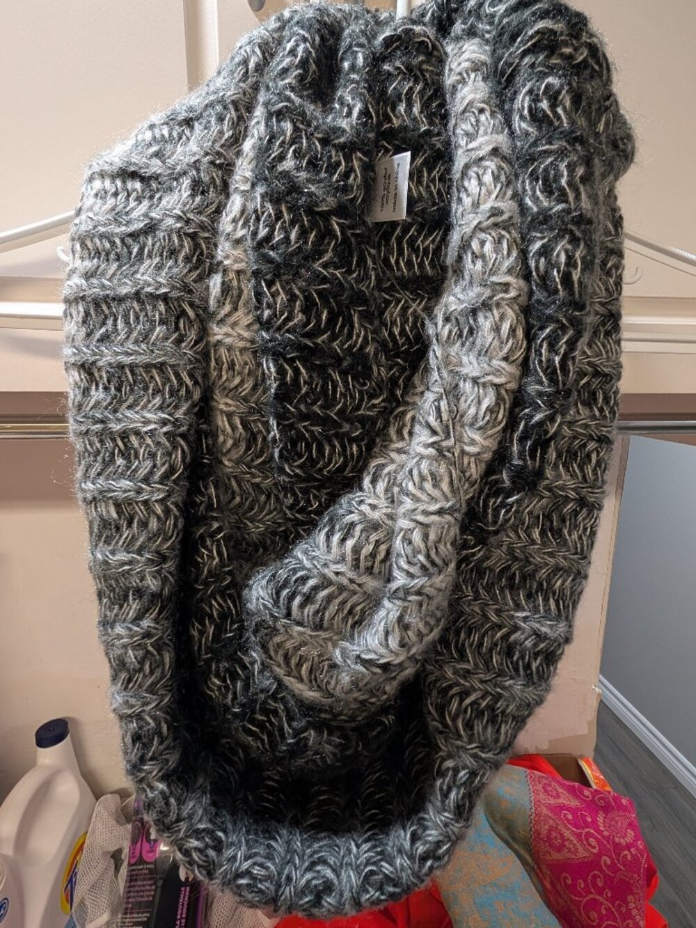 Scarves - grey/black circle scarf